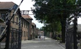 DW: Προεκλογικός αγώνας με το Άουσβιτς στην Πολωνία