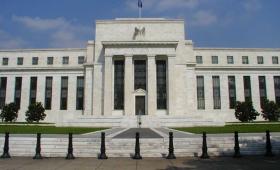 Fed: Στάση αναμονής για μειώσεις επιτοκίων από Μπότσιτς και Γκούλσμπι