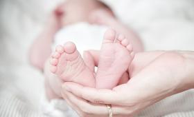 Δημογραφικό: Baby bonus από δήμους της χώρας - Μόλις 65.594 γεννήσεις στην Ελλάδα το 2025