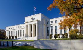 Μπεζ Βίβλος (Fed) για πόλεμο στο Ιράν: Ήπια η αύξηση των τιμών