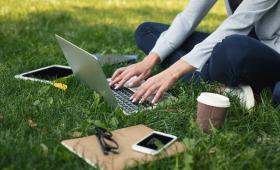 Workcation: Αυτοί είναι οι κορυφαίοι παγκόσμιοι προορισμοί για υβριδική εργασία - Που βρίσκεται η Αθήνα