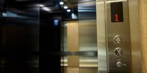 Ανελκυστήρες: Οι προθεσμίες, τα πρόστιμα και οι πιστοποιήσεις
