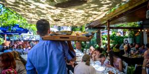 Εστίαση: Ποντάρει σε «γεμάτα τραπέζια» κόντρα στους τριγμούς του πολέμου