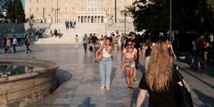 Χαμηλοί μισθοί και οικονομική ανασφάλεια «σπρώχνουν» τους Έλληνες στην υπερεργασία