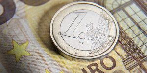 Κατώτατος μισθός: Μόλις το 61% της αύξησης καταλήγει στην «τσέπη» του εργαζόμενου - Πώς επιδρά στον μέσο μισθό