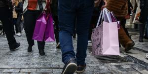 Λιανεμπόριο: Η υποτονική κίνηση των εκπτώσεων και οι φωνές που ζητούν αλλαγές στον θεσμό