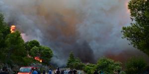 Στις φλόγες για 4η νύχτα η δυτική Αττική: Σε Ψάθα και ΒΙΠΕ Μεγάρων τα κύρια μέτωπα