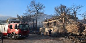 Φωτιά στη Σαλαμίνα: Διάσπαρτες εστίες χωρίς ενεργό μέτωπο αντιμετωπίζουν οι πυροσβεστικές δυνάμεις