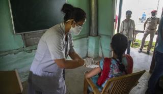 Κορονοϊός: Από σήμερα θα εμβολιάζονται και οι έφηβοι 15 - 18 ετών στην Ινδία