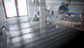 Κορονοϊός: Παραμένουν πάνω από 1.000 οι νοσηλευόμενοι ασθενείς – Φόβοι για «διπλοεπιδημία»