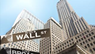 Wall Street: Πτώση άνω του 1% σε Dow και S&P έφεραν τα πρακτικά της Fed