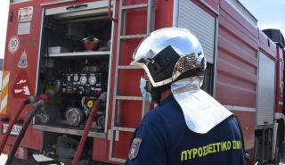 Κάηκαν πέντε αυτοκίνητα από πυρκαγιά σε πυλωτή πολυκατοικίας στις Αχαρνές