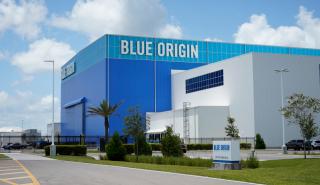 Ο Τζεφ Μπέζος πηγαίνει στο διάστημα με την πρώτη τουριστική πτήση της Blue Origin
