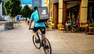 Deliveroo: Διεύρυνση των ζημιών προ φόρων το 2021 - Ενισχυμένη αβεβαιότητα για το 2022