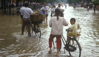 Κίνα: Βροχοπτώσεις ρεκόρ στα νότια - Πάνω από 220.000 απομακρύνθηκαν από τα σπίτια τους