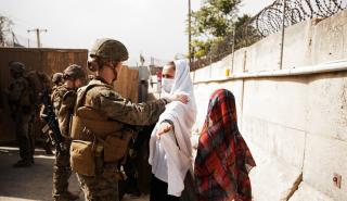 Γαλλία: Οι επιχειρήσεις απομάκρυνσης ξένων και Αφγανών υπηκόων από το Αφγανιστάν συνεχίζονται 