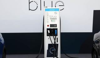 ΔΕΗ Blue: «Πυκνώνει» το δίκτυο φόρτισης ηλεκτρικών οχημάτων 