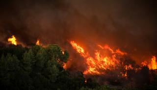 Μεγάλη πυρκαγιά στη Βαρυμπόμπη - Καίγονται σπίτια - Κινητοποίηση του στρατού