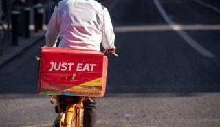 Just Eat Takeaway: Πτώση 12% στις παραγγελίες της μεγαλύτερης πλατφόρμας delivery της Ευρώπης