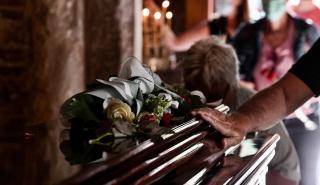 Πλήθος κόσμου στη Μητρόπολη αποχαιρετούν τον Μίκη Θεοδωράκη - Μέχρι τις 14:00 το λαϊκό προσκύνημα (pics)