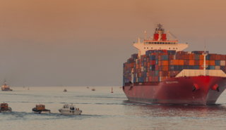 Bloomberg: Ρεκόρ διελεύσεων πλοίων από τη Διώρυγα του Σουέζ το 2021