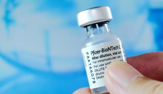 Οι τρεις δόσεις εμβολίου Pfizer-BioNTech παρέχουν καλύτερη προστασία από τις δύο