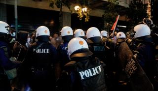 Εισαγγελική έρευνα για τον αστυνομικό των ΜΑΤ που καταγράφηκε σε βίντεο να σπάει τζαμαρία στα Εξάρχεια