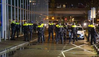 Ολλανδία: Η αστυνομία προσπάθησε να διαλύσει διαδήλωση κατά του λοκντάουν στο κέντρο του Άμστερνταμ 