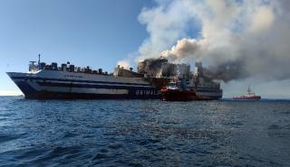 Έξω από το λιμάνι του Αστακού το πλοίο «Euroferry Olympia»