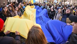 Κρατώντας ουκρανικές σημαίες, διαδηλωτές κατέκλυσαν τους δρόμους σε ολόκληρο τον κόσμο