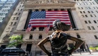 Wall Street: Παραμένουν στην περιοχή των ιστορικών υψηλών Dow Jones και S&P 500