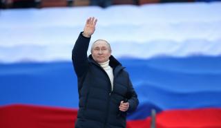 Φορώντας μπουφάν 14.000 δολαρίων προωθεί τον πόλεμο στην Ουκρανία ο Πούτιν