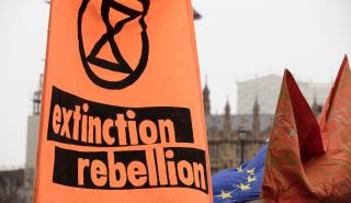 Ολλανδία: Η Extinction Rebellion πραγματοποιεί διαμαρτυρία για το κλίμα δίπλα στη "Νυχτερινή περίπολο" του Ρέμπραντ