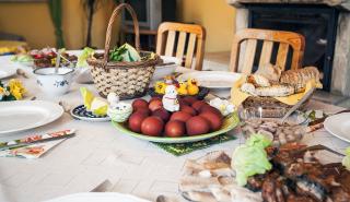 ΙΕΛΚΑ: 9% πάνω το κόστος στο πασχαλινό τραπέζι φέτος -Μόλις 1 στα 4 νοικοκυριά θα σουβλίσει