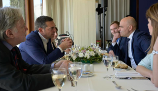 Συνάντηση Τσίπρα με τον πρωθυπουργό της Β. Μακεδονίας - Νέα έμφαση στη Συμφωνία των Πρεσπών