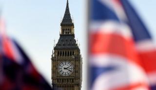 Σε χαμηλό 48 ετών η ανεργία στο Ηνωμένο Βασίλειο, αλλά ο πληθωρισμός πιέζει τις αμοιβές