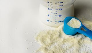 Οι ΗΠΑ δυσκολεύονται να αντιμετωπίσουν αποτελεσματικά τις μεγάλες ελλείψεις σε βρεφικό γάλα
