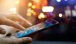 Καλπάζουν οι πληρωμές μέσω κινητού – Πάνω από 1 εκατ. καταναλωτές μεταφέρουν χρήματα χωρίς τη χρήση IBAN
