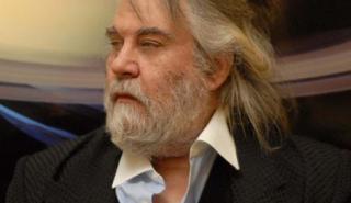 Πέθανε ο Έλληνας μουσικός και συνθέτης Βαγγέλης Παπαθανασίου