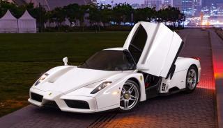 Η μόνη λευκή Ferrari Enzo στον κόσμο μοιάζει με νύφη που ψάχνει γαμπρό