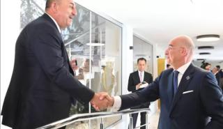 «Κοινωνική» χειραψία Δένδια - Τσαβούσογλου στο Φόρουμ τον Πρεσπών