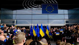 Ευρωβαρόμετρο: Το 56% υπέρ της αντίδρασης της ΕΕ για τον πόλεμο στην Ουκρανία