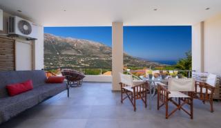 Κρήτη ή Κεφαλονιά; Ποιο νησί θα επέλεγες για μια ονειρική εξοχική κατοικία;