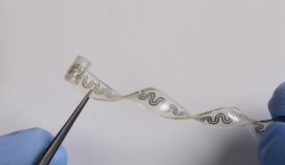 Δημιουργήθηκε η πρώτη εμφυτεύσιμη βιοδιασπώμενη συσκευή που ανακουφίζει από τον πόνο χωρίς φάρμακα