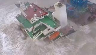 Χονγκ Κογνκ: «Πολύ μικρές» πιθανότητες να βρεθούν επιζώντες από το πλοίο που κόπηκε στα δύο λόγω της τροπικής καταιγίδας Τσάμπα