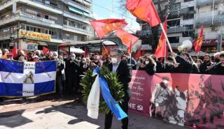 Κουτσούμπας: Κατέθεσε στεφάνι στο άγαλμα του Άρη Βελουχιώτη στη Λαμία