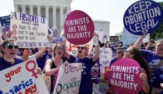 ΗΠΑ: Διαδηλωτές έξω από τον Λευκό Οίκο ζήτησαν από τον πρόεδρο Μπάιντεν να προστατεύσει το δικαίωμα των γυναικών στην άμβλωση