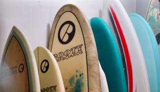 Η άνοδος του σερφ στην Ελλάδα αυξάνει και την αναζήτηση της… σωστής σανίδας