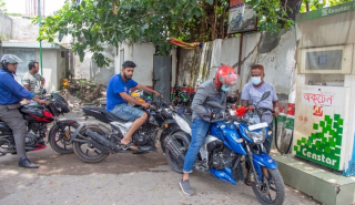 Μπανγκλαντές: Ουρές χιλιάδων οχημάτων σε πρατήρια καυσίμων σε όλη τη χώρα