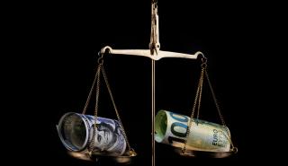 Νέες πιέσεις στο ευρώ – Υποχωρεί έναντι του δολαρίου